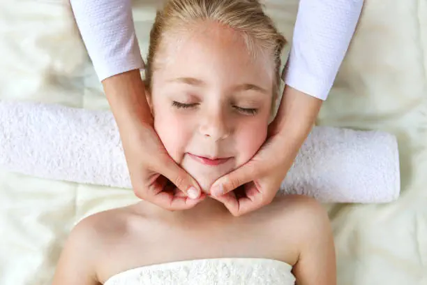 Rituel Spécial Kids - Enfant se faisant masser la tête